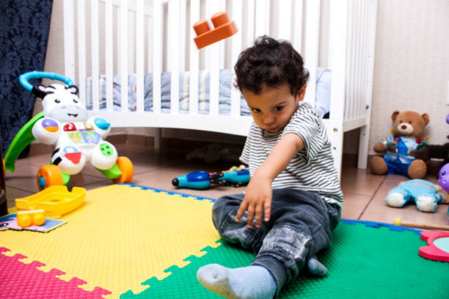 Το παιδί μου πετάει συνέχεια πράγματα, τι να κάνω;